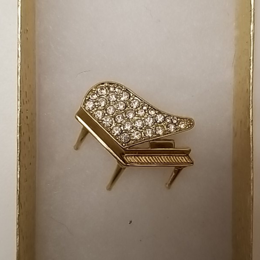 gold piano brooch/pin